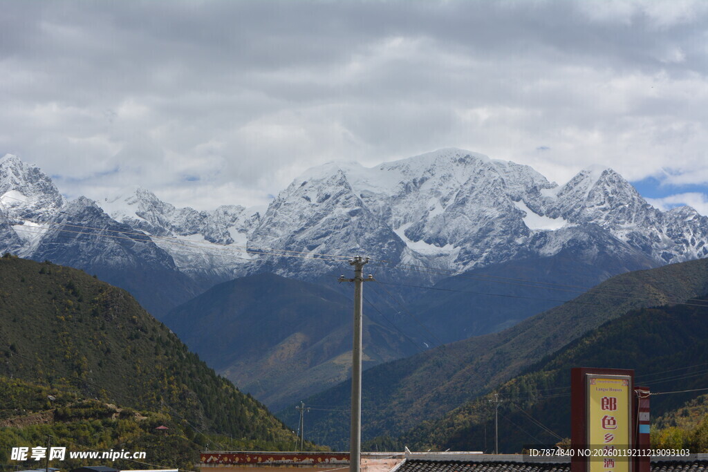 雪山下的山间景色