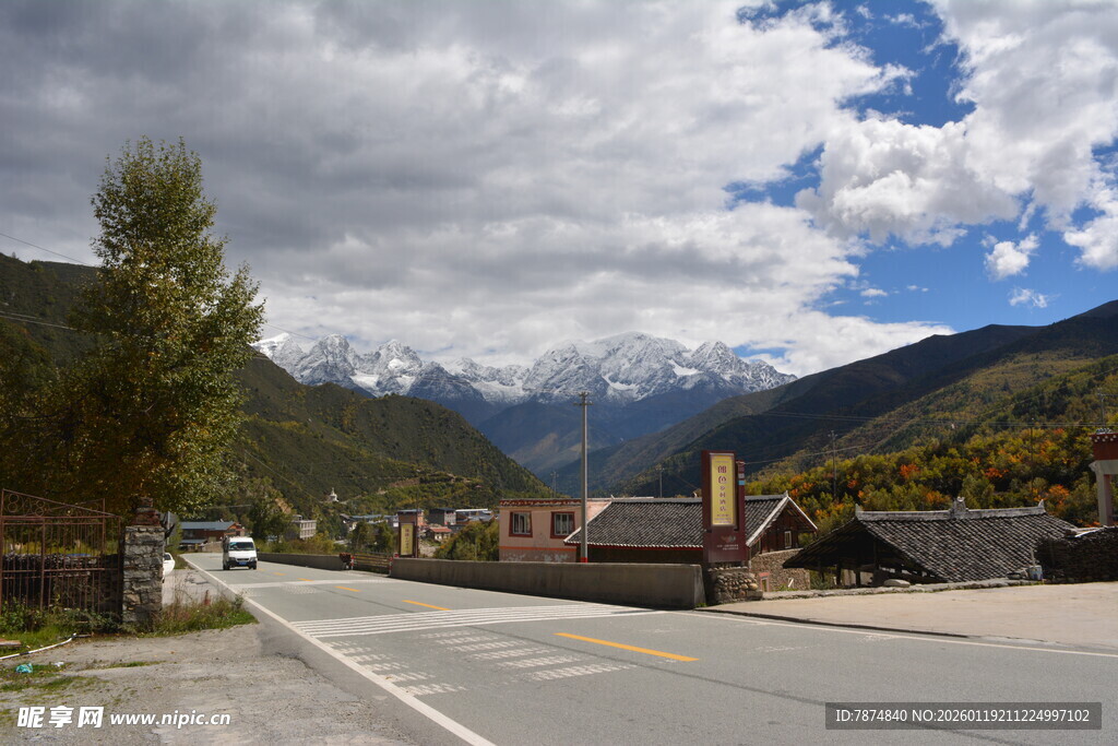 山间公路旁的美丽景致
