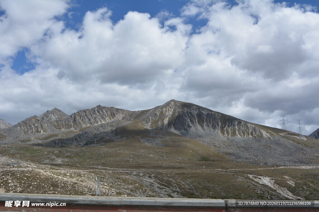 壮丽高山与蓝天白云景观