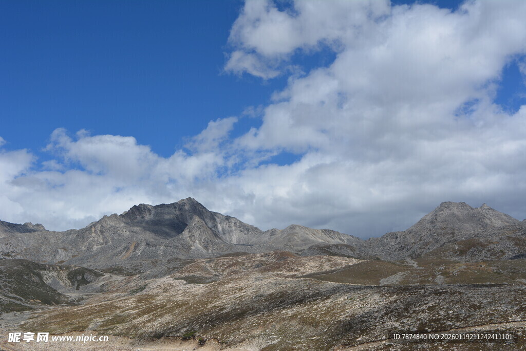 蓝天白云下的壮丽山脉