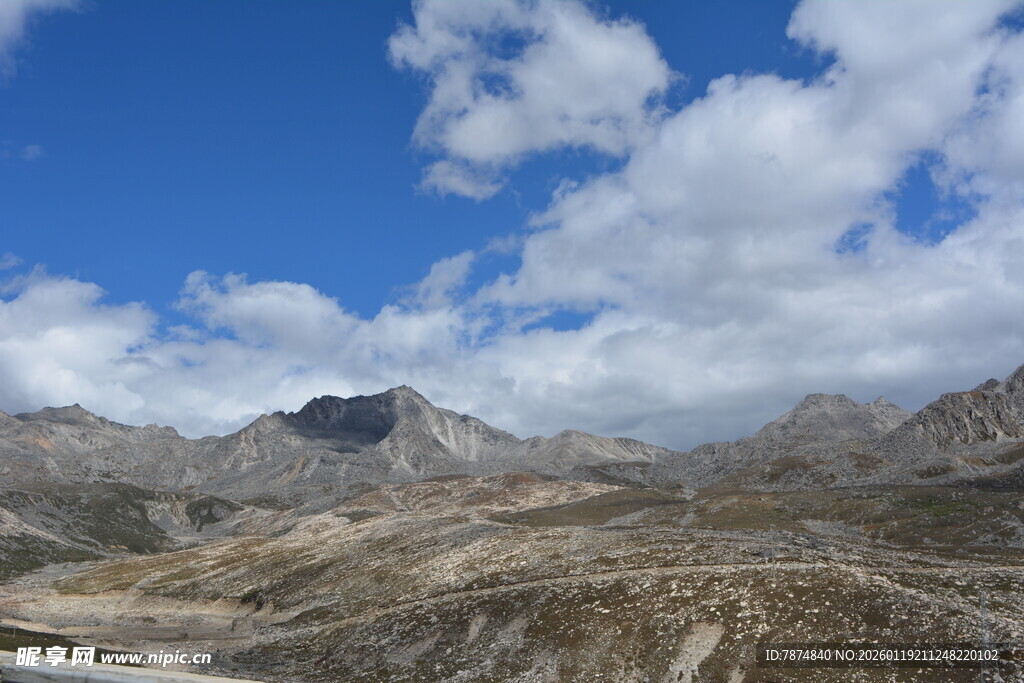 蓝天白云下的壮美山脉