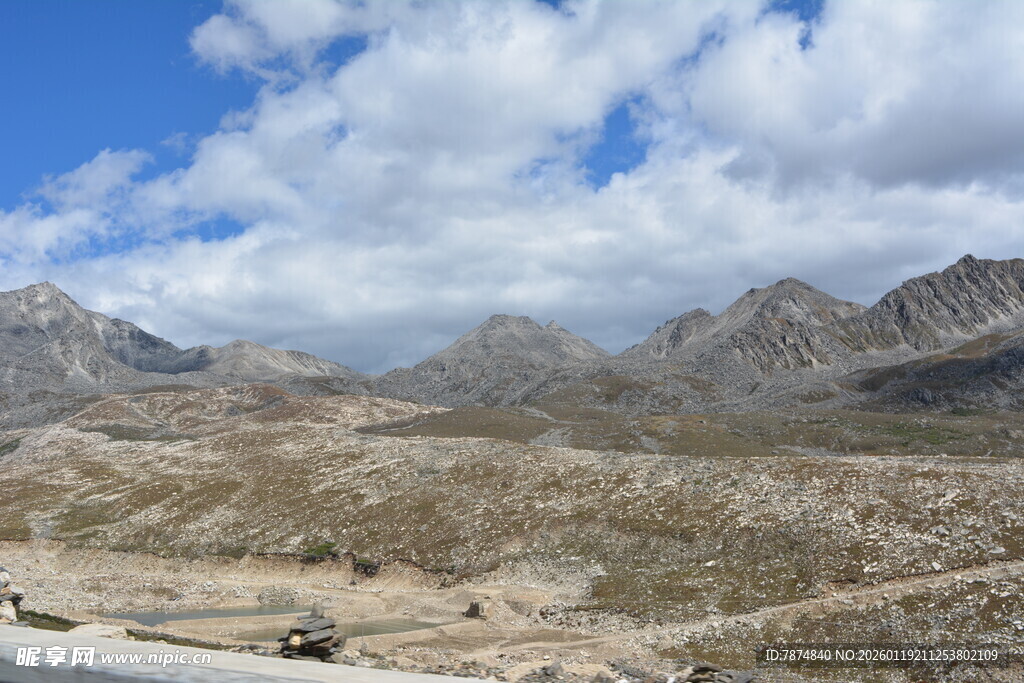 壮丽山脉与蓝天白云景观