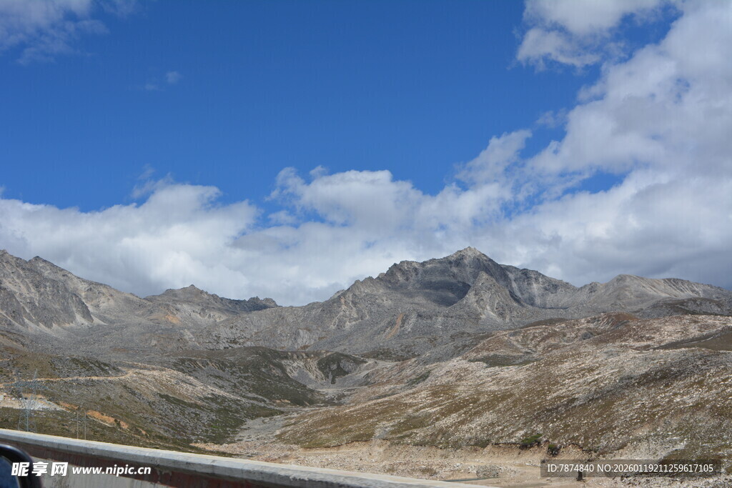 车窗外的壮美山野风光