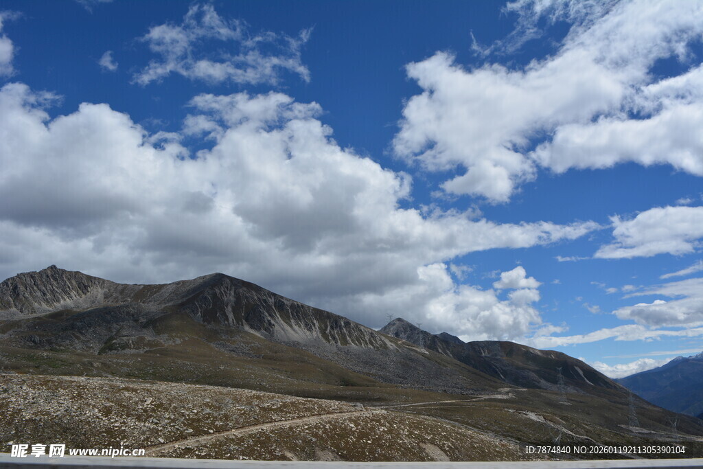 蓝天白云下的壮丽山脉