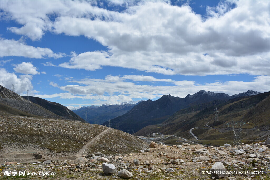 山间旷野 蓝天白云下的景致