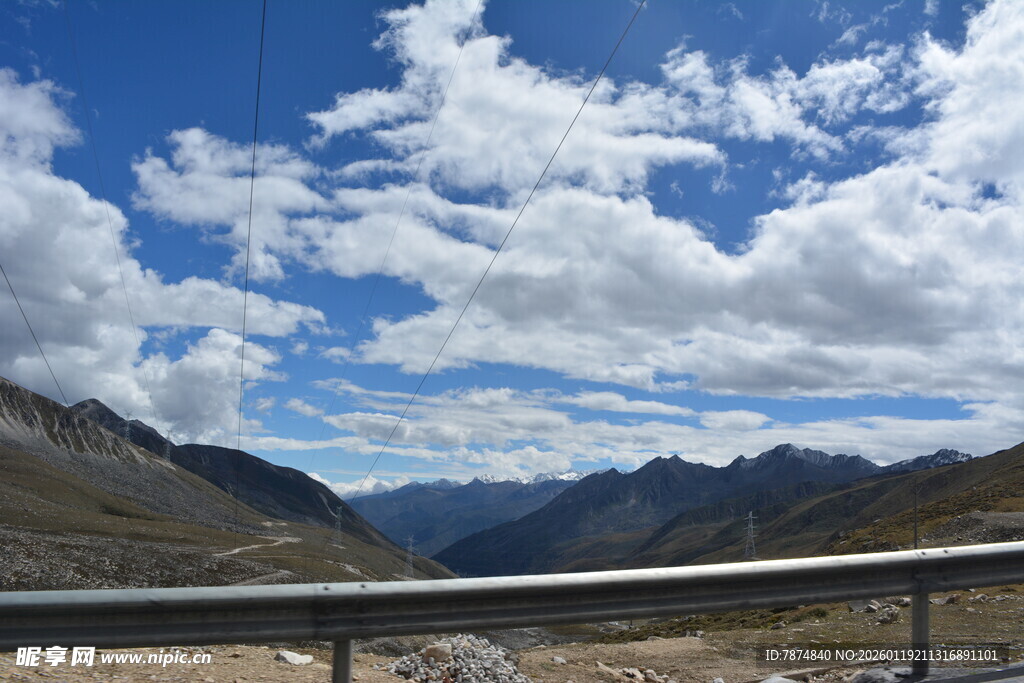 公路边的壮美蓝天白云山景