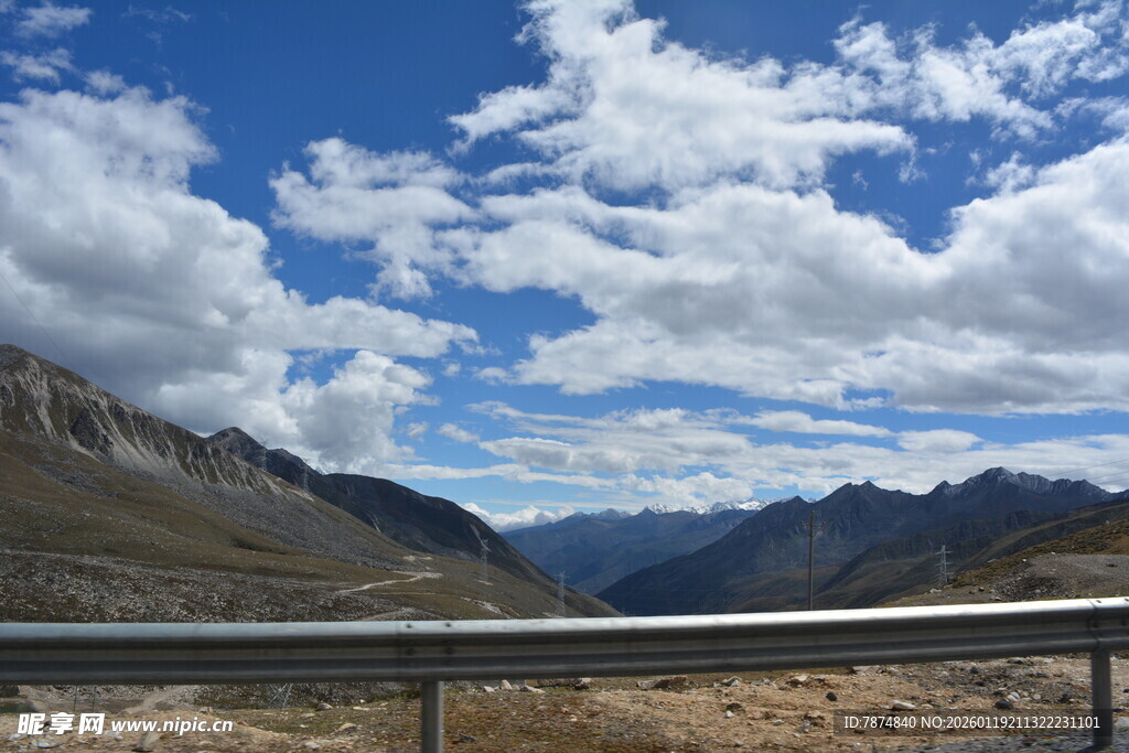 蓝天白云下的壮美山脉