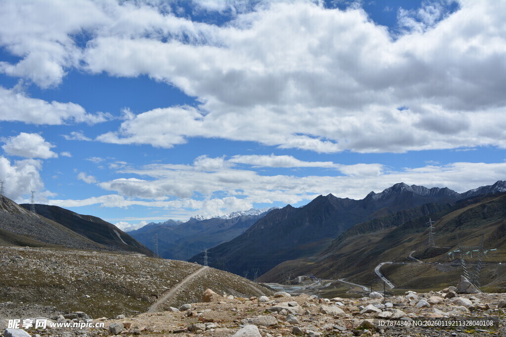 山间公路 蓝天白云下美景