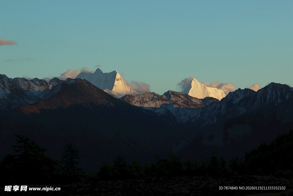 壮丽雪山景观