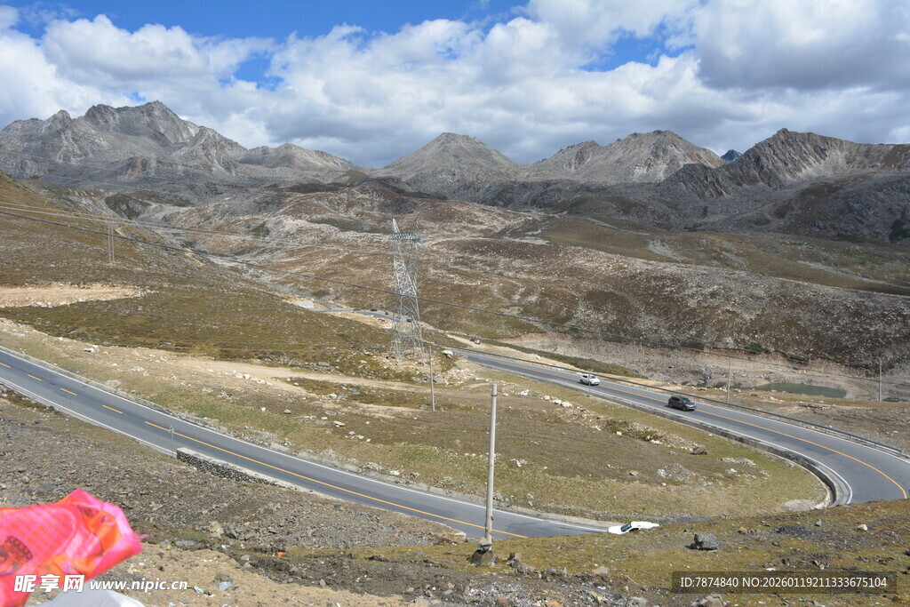 蜿蜒山路旁的壮美山景