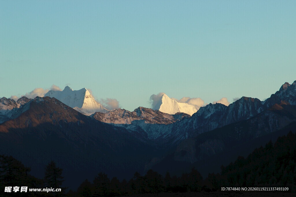 壮丽山景 夕阳下的巍峨群山