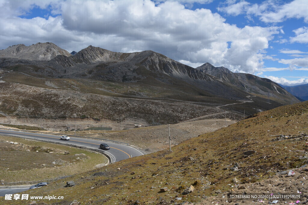 山间蜿蜒公路美景