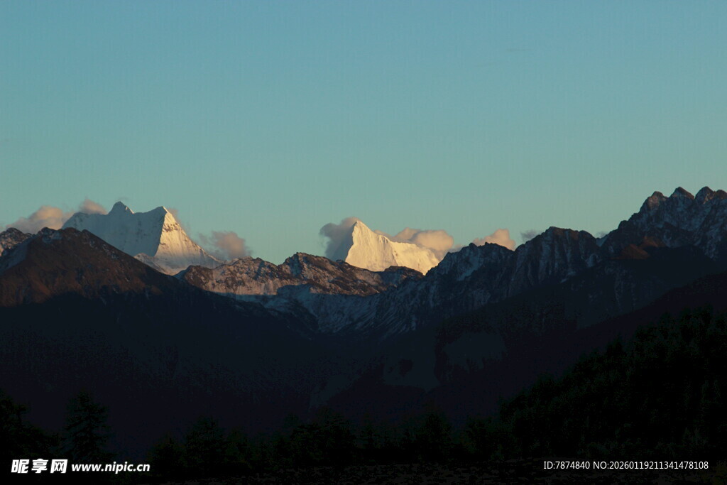 夕阳下的壮丽山脉