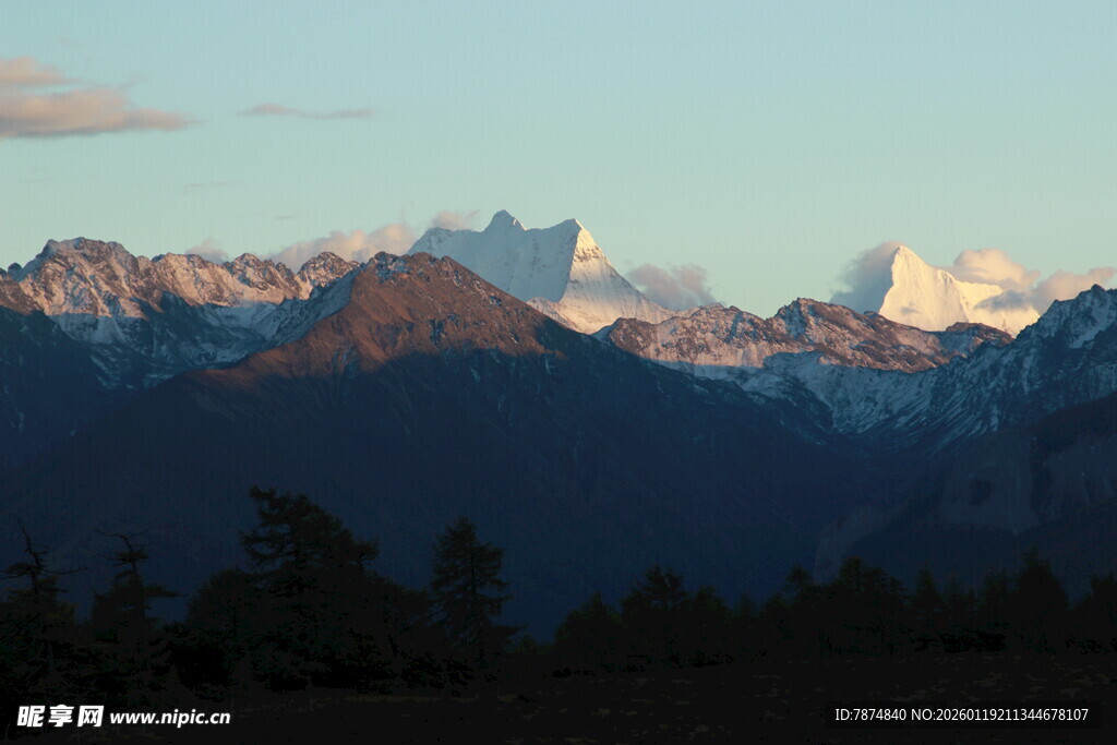 壮丽山峦与天边霞光