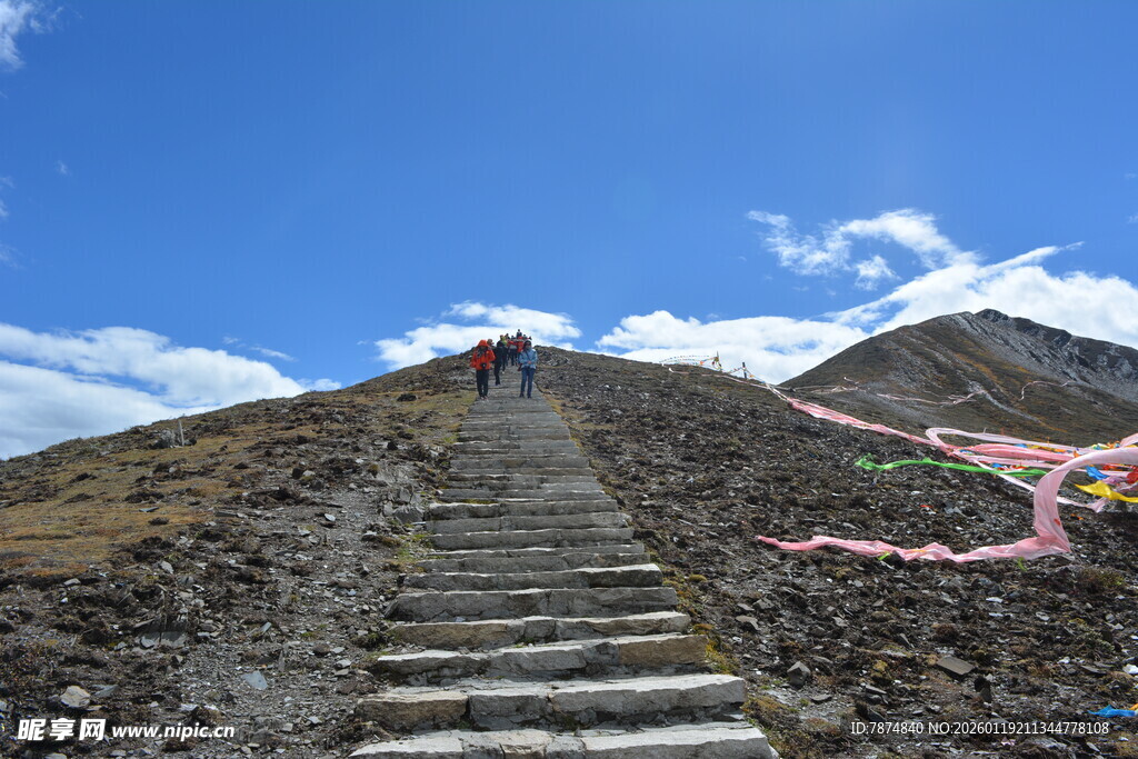 山间石阶与飘扬经幡
