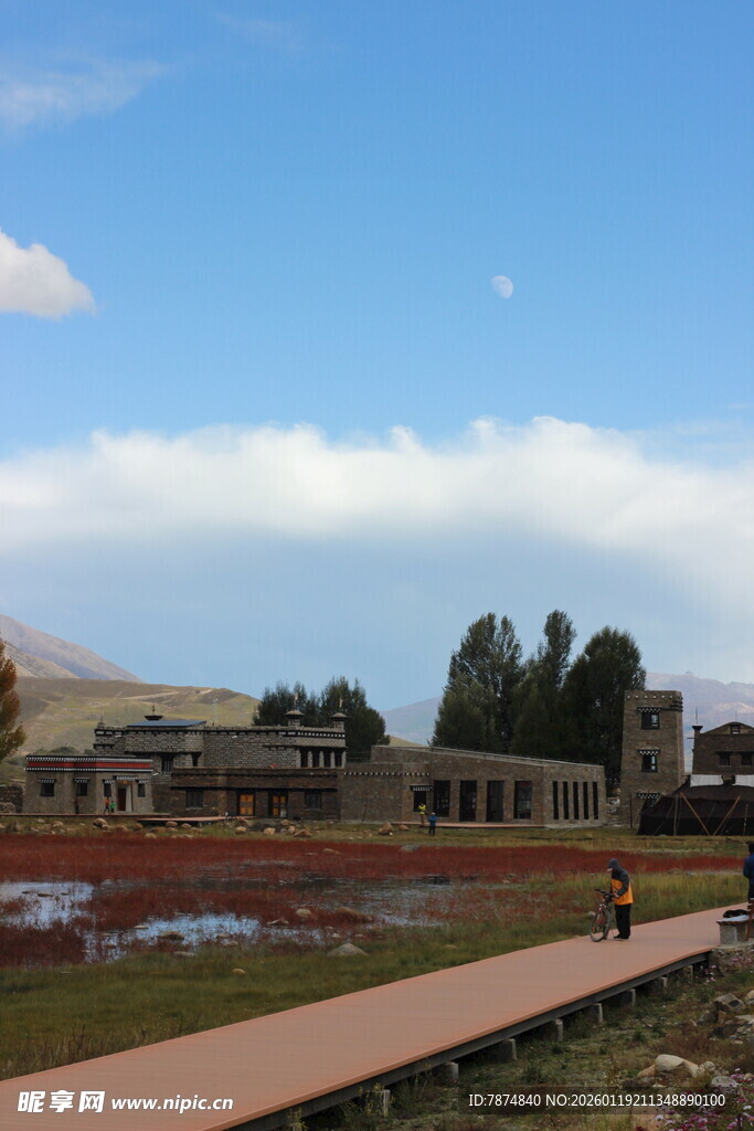 户外开阔风景 远处建筑