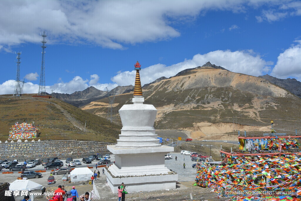 藏区白塔与五彩经幡景观