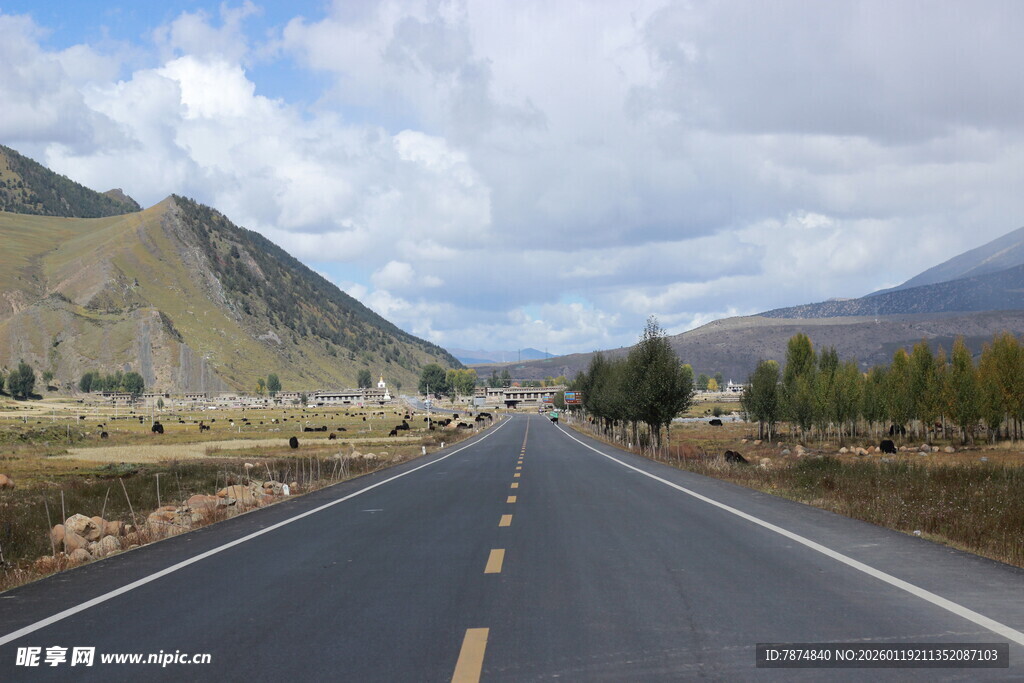 旷野中的笔直公路