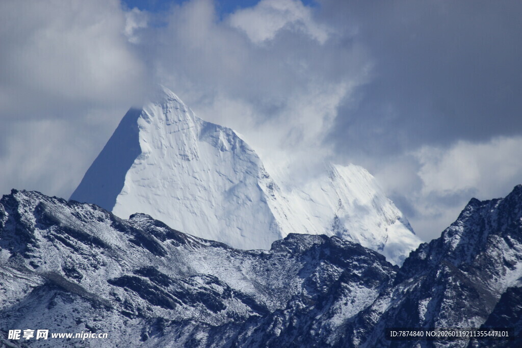 巍峨雪山尽显壮丽风光