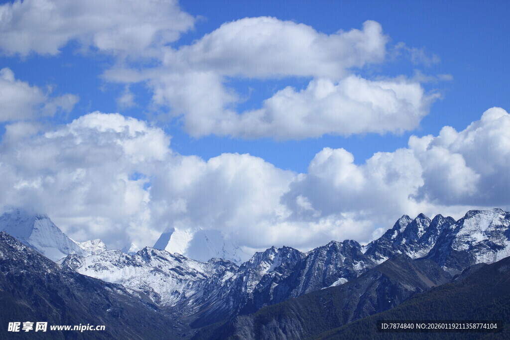 壮丽雪山与蓝天云朵景观