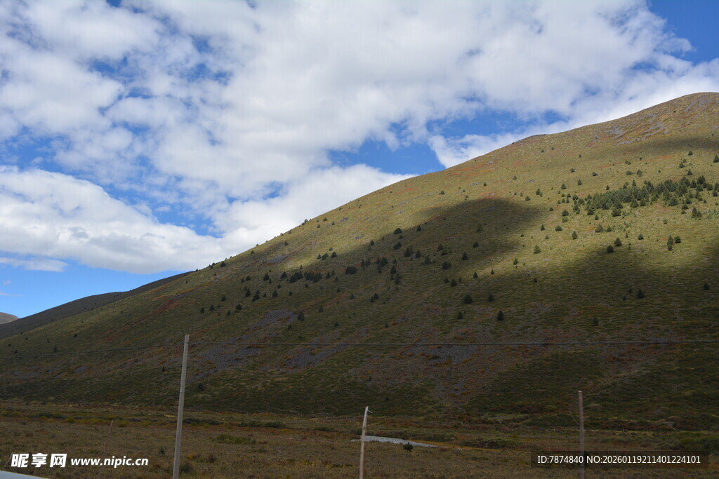 青山蓝天间的自然美景