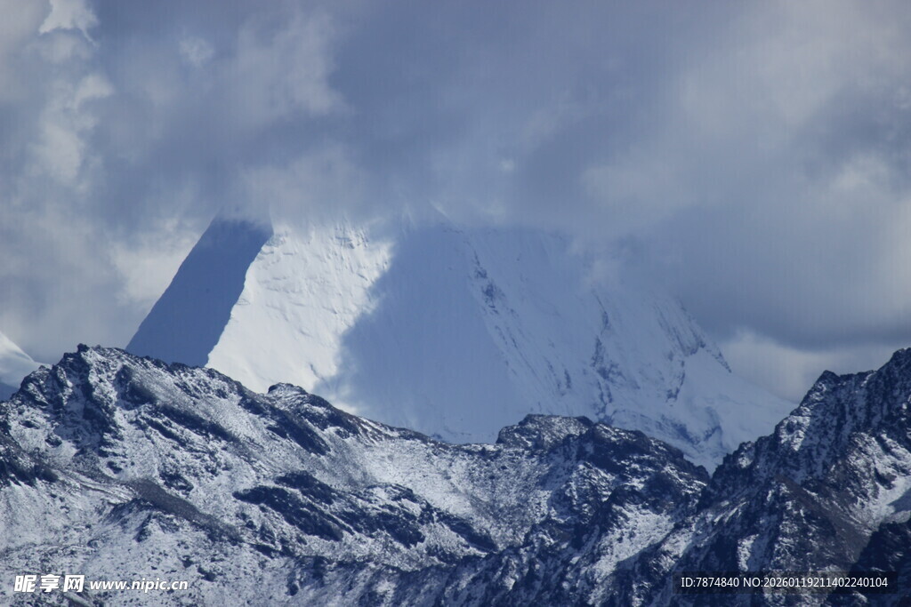 巍峨雪山云雾缭绕之景