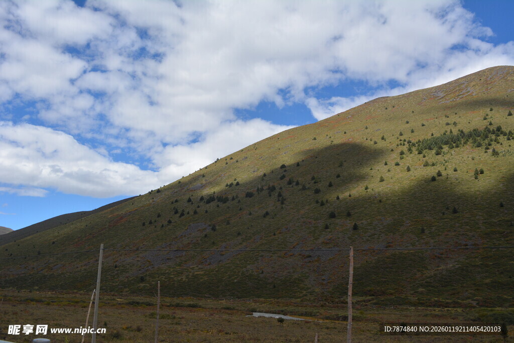 青山蓝天间的自然美景