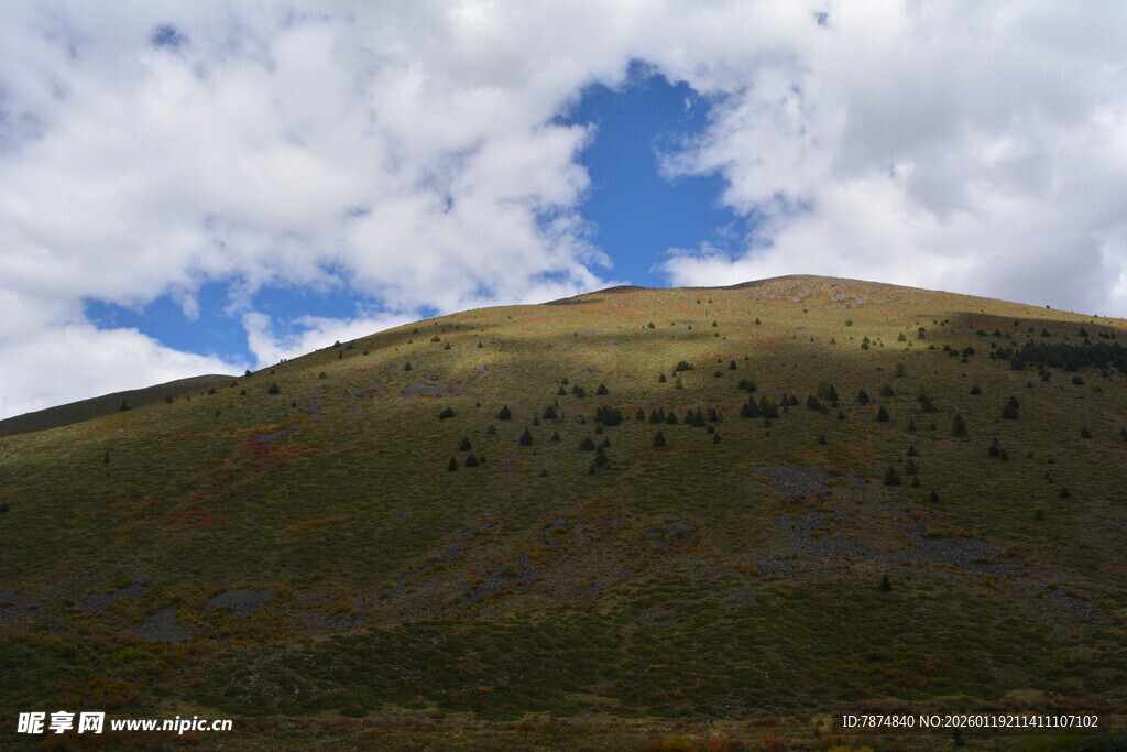 青山蓝天间的自然美景