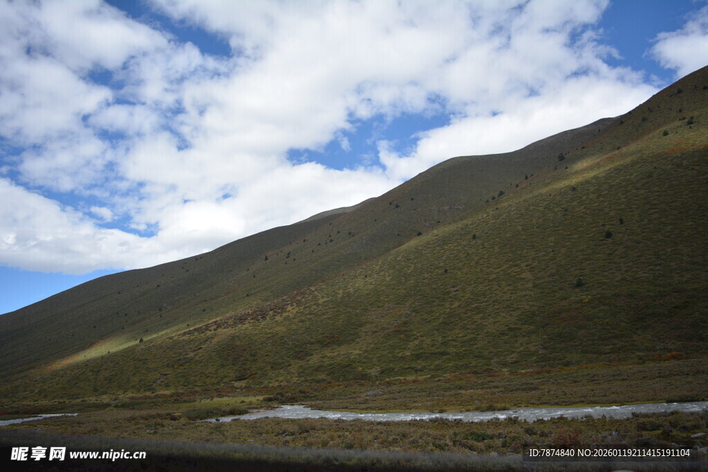 山间公路旁的青山蓝天