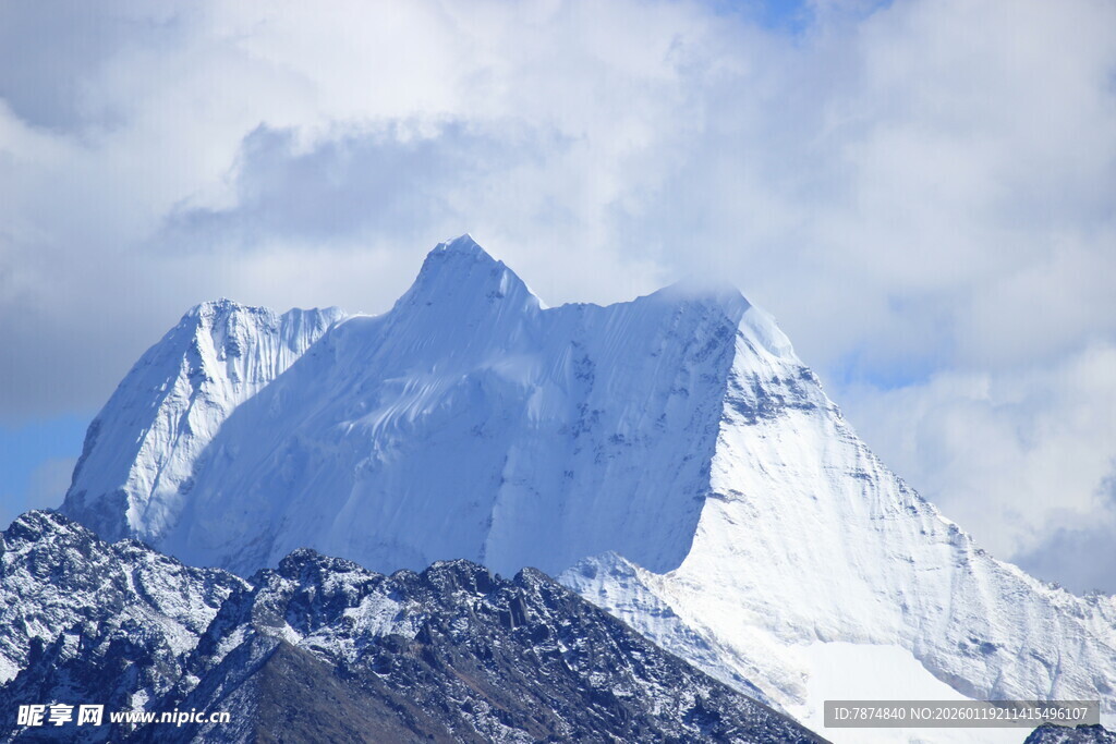 巍峨雪山壮丽景致