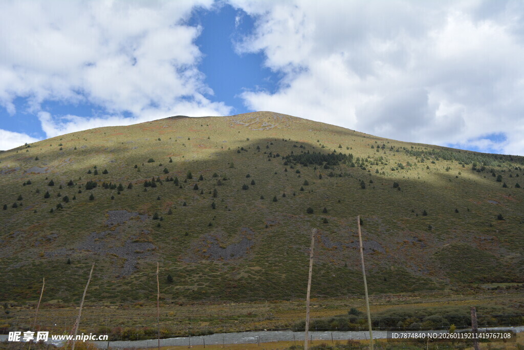 高山蓝天风景图