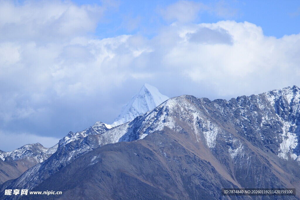 巍峨雪山美景