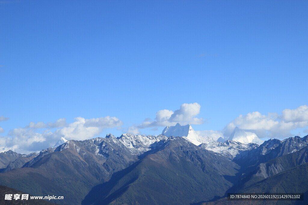 壮丽雪山蓝天美景