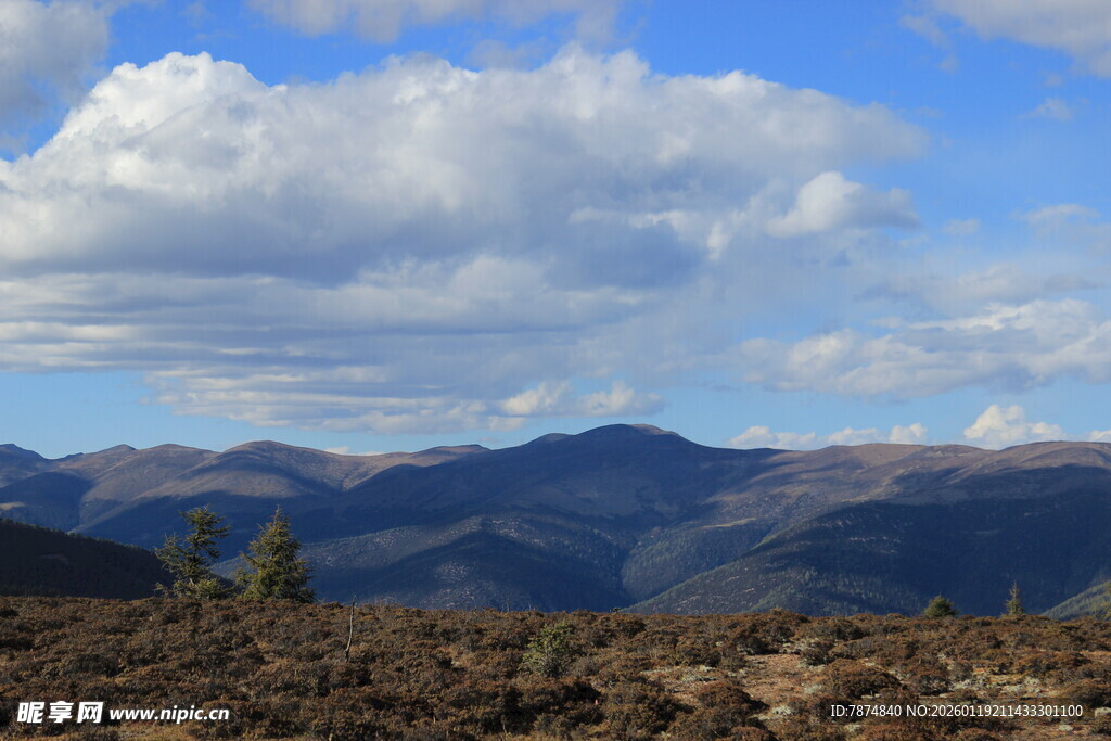 壮丽山景与蓝天白云