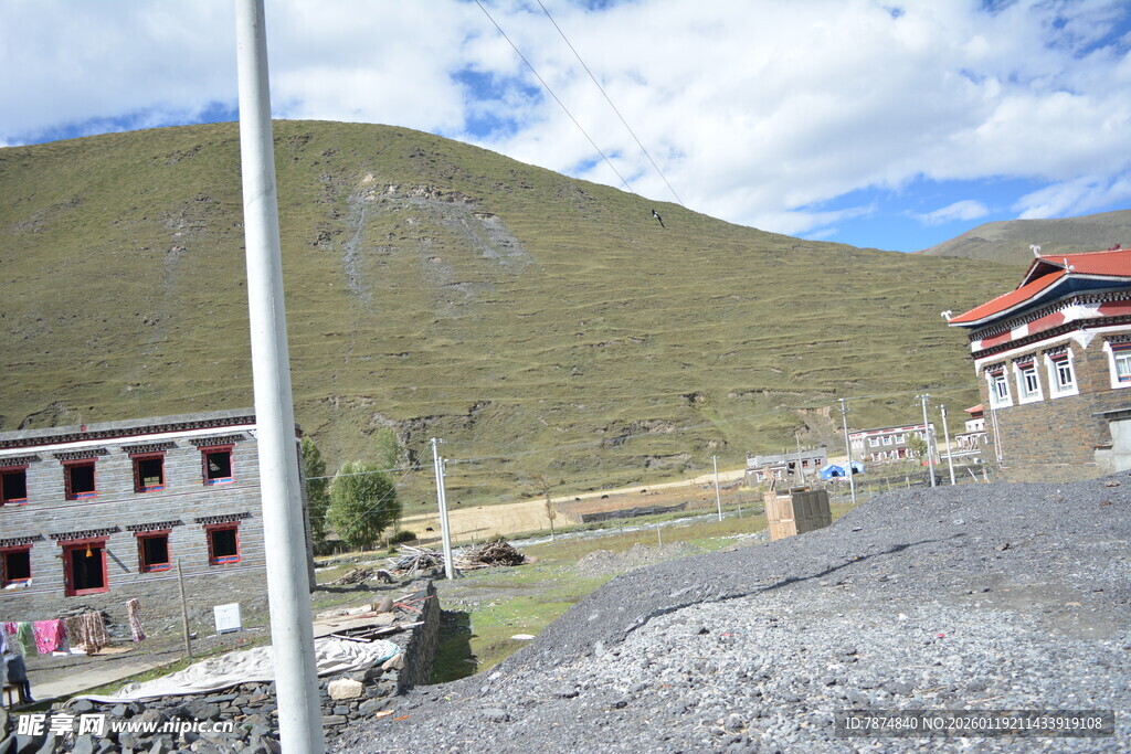 藏区山地旁的特色建筑