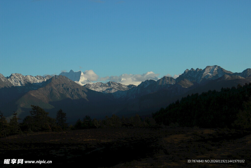 壮丽雪山远景