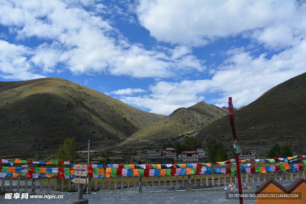 山间经幡飘扬的藏区风光