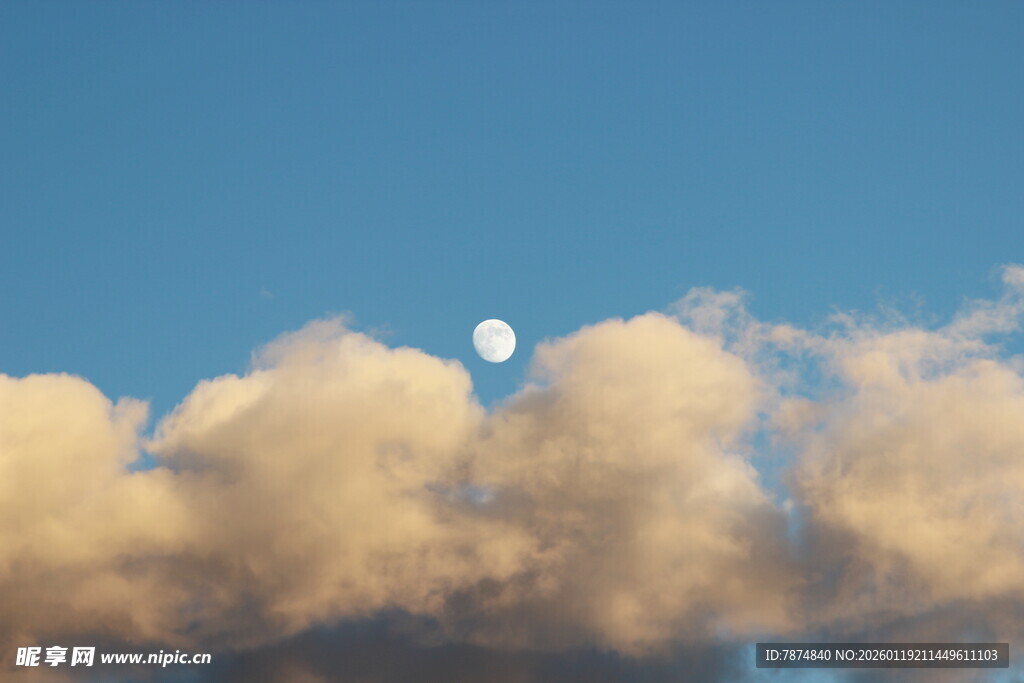 蓝天下的云朵与月亮