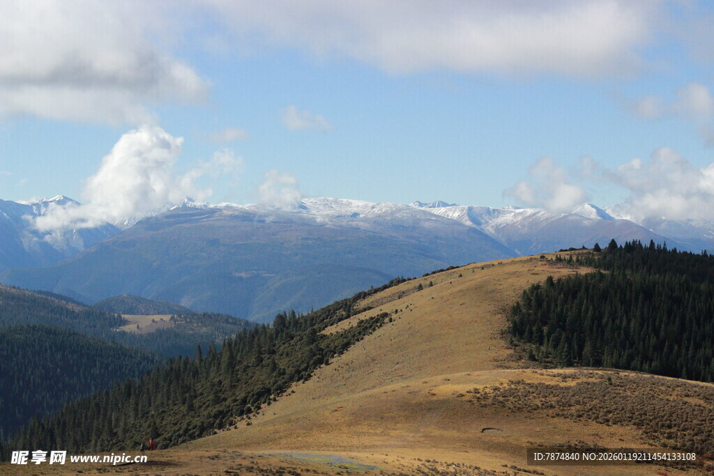 山巅远景 云绕青山