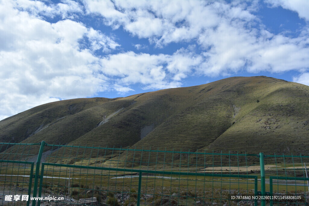 草原青山与蓝天白云风景
