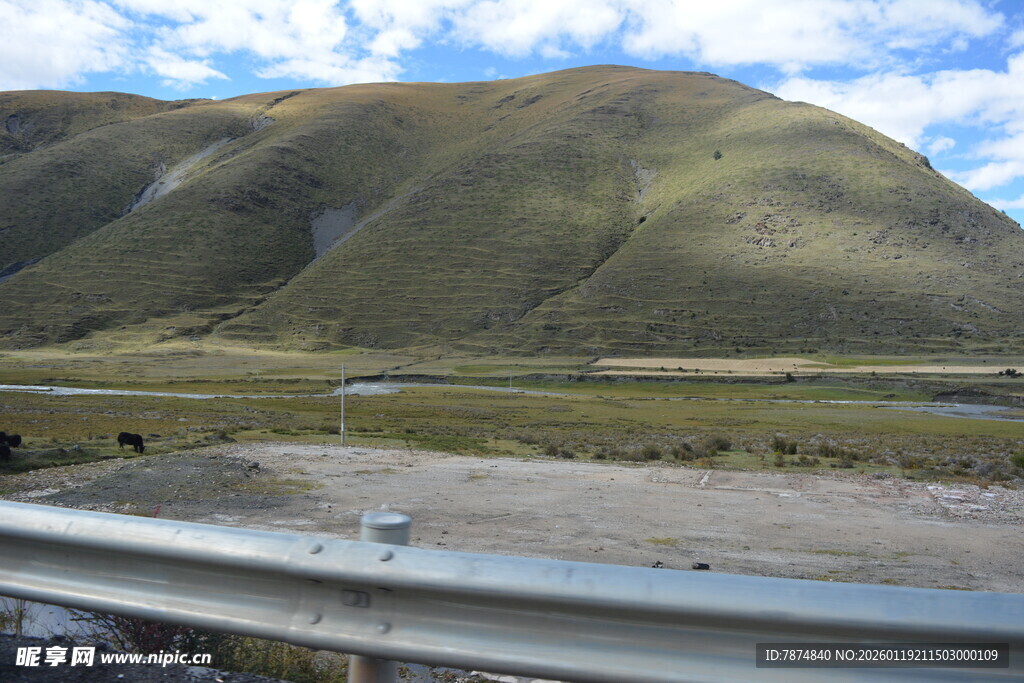 公路旁的秀丽山野风光
