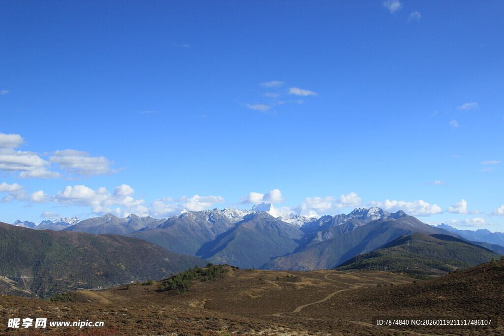 壮丽山景 蓝天白云相伴