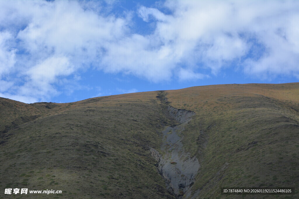 高山蓝天间的自然景致