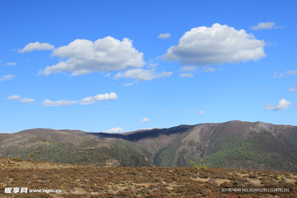 蓝天白云下的壮美山峦