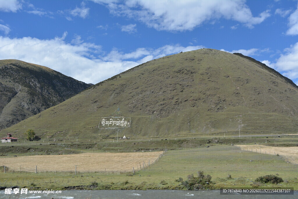 青山绿野间的开阔景致