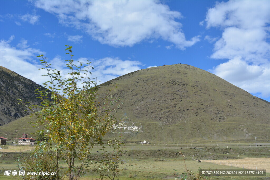 草原山丘蓝天美景