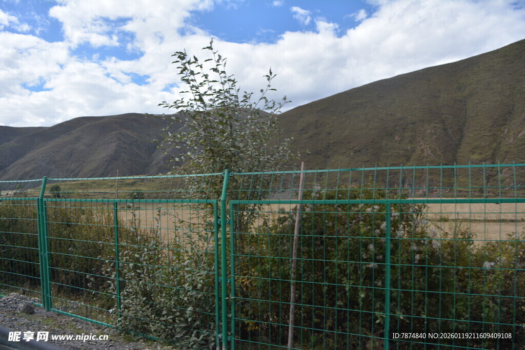 户外绿色围栏与远山风景