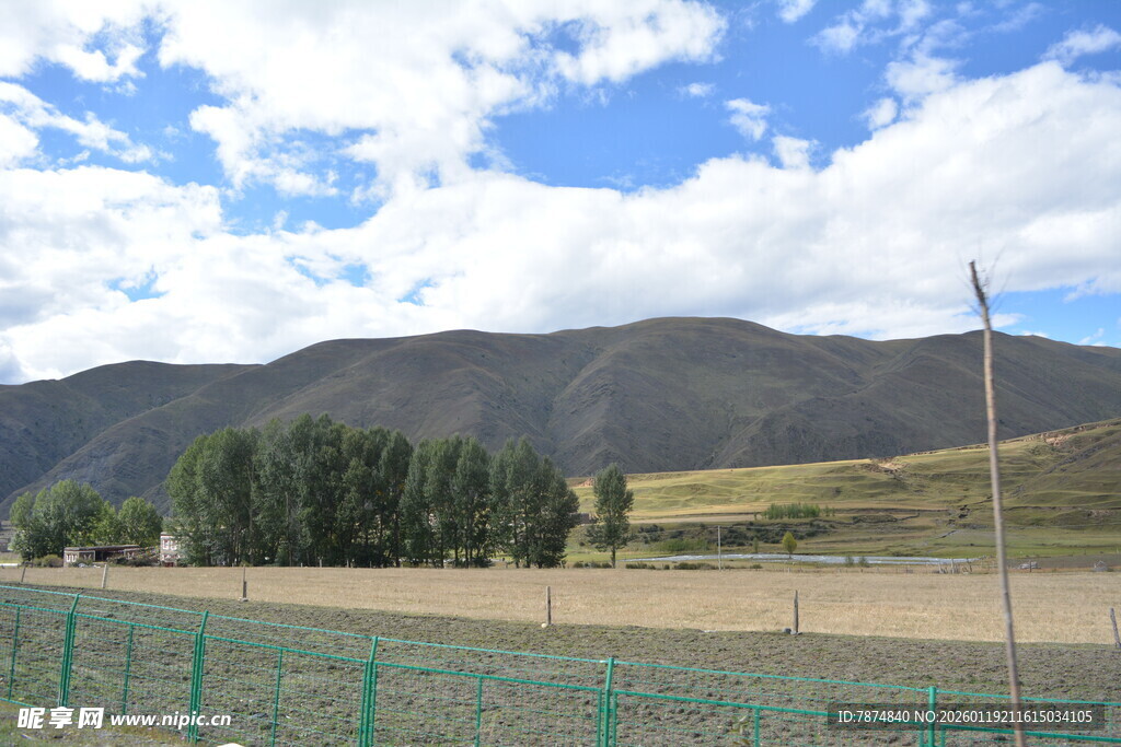 草原围栏外的远山风景