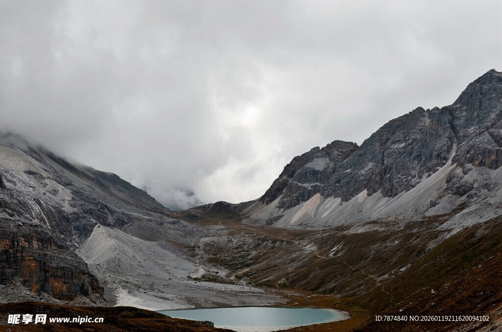 雪山下的静谧湖泊