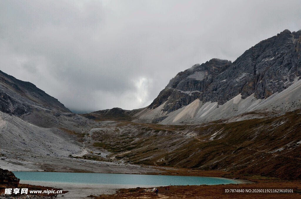 高山湖畔壮丽自然风光